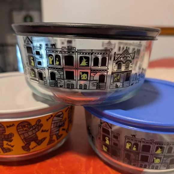 Pyrex Halloween bowls - Picture 2 of 9